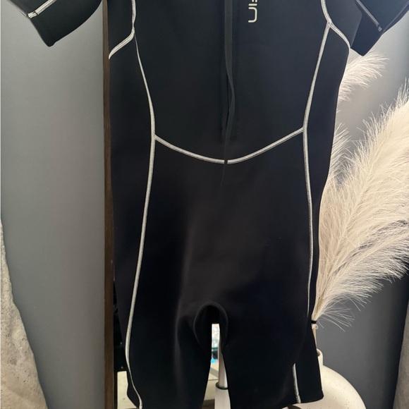 Black‎ and White Rash Guard with V-Shaped Design - Picture 4 of 7